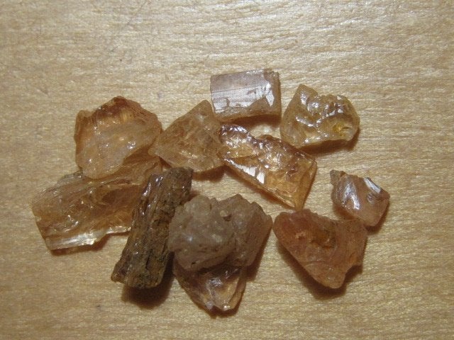 min. 2x 5Kt ruwe edelstenen GOUDTOPAAS (6), Verzenden, Mineraal
