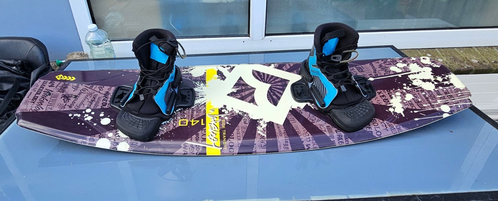 Wakeboard set: Wakeology board, binding, zwemvest, lijn, Ophalen, Zo goed als nieuw, Board en Schoenen