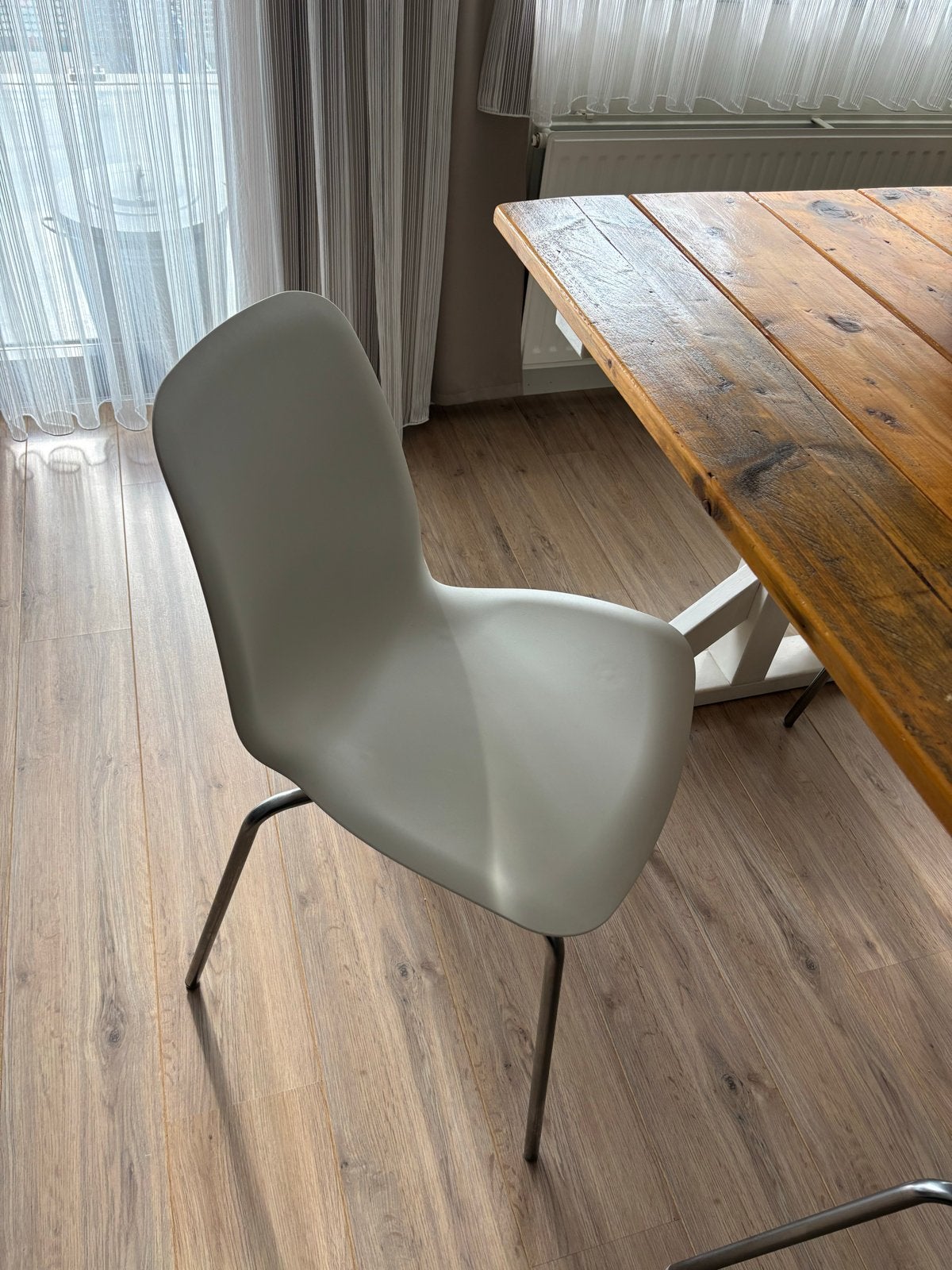 Set van 6 moderne eetkamerstoelen - Wit met metalen poten, Ophalen, Kunststof, Wit, Zo goed als nieuw