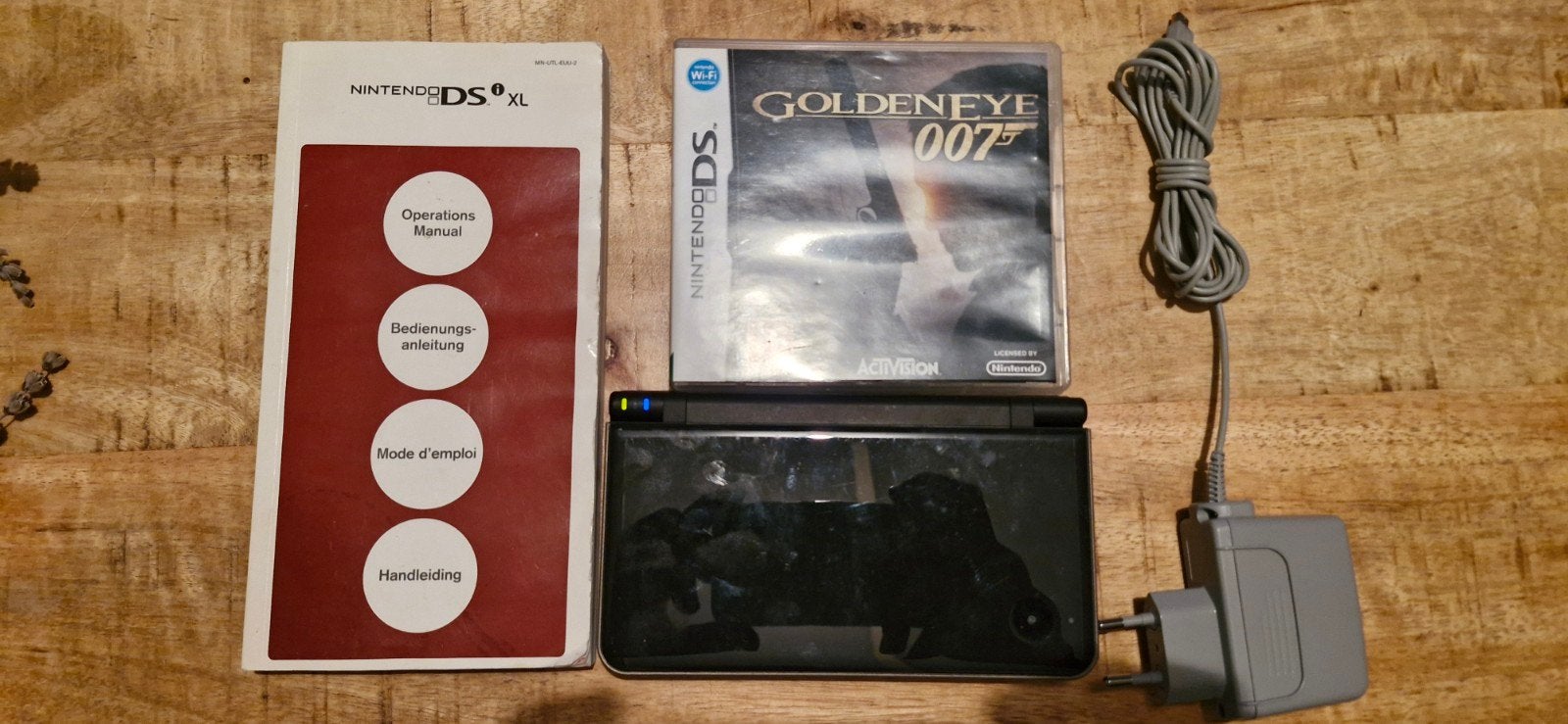 Nintendo DSi XL met GoldenEye 007 en oplader, Spelcomputers en Games, Dsi XL, Met games, Zwart, Ophalen of Verzenden