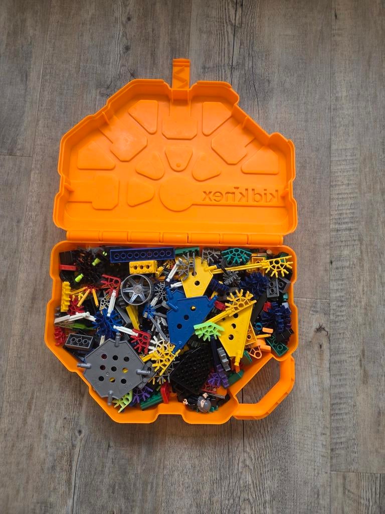 K'nex bouwstenen in oranje koffer, Ophalen
