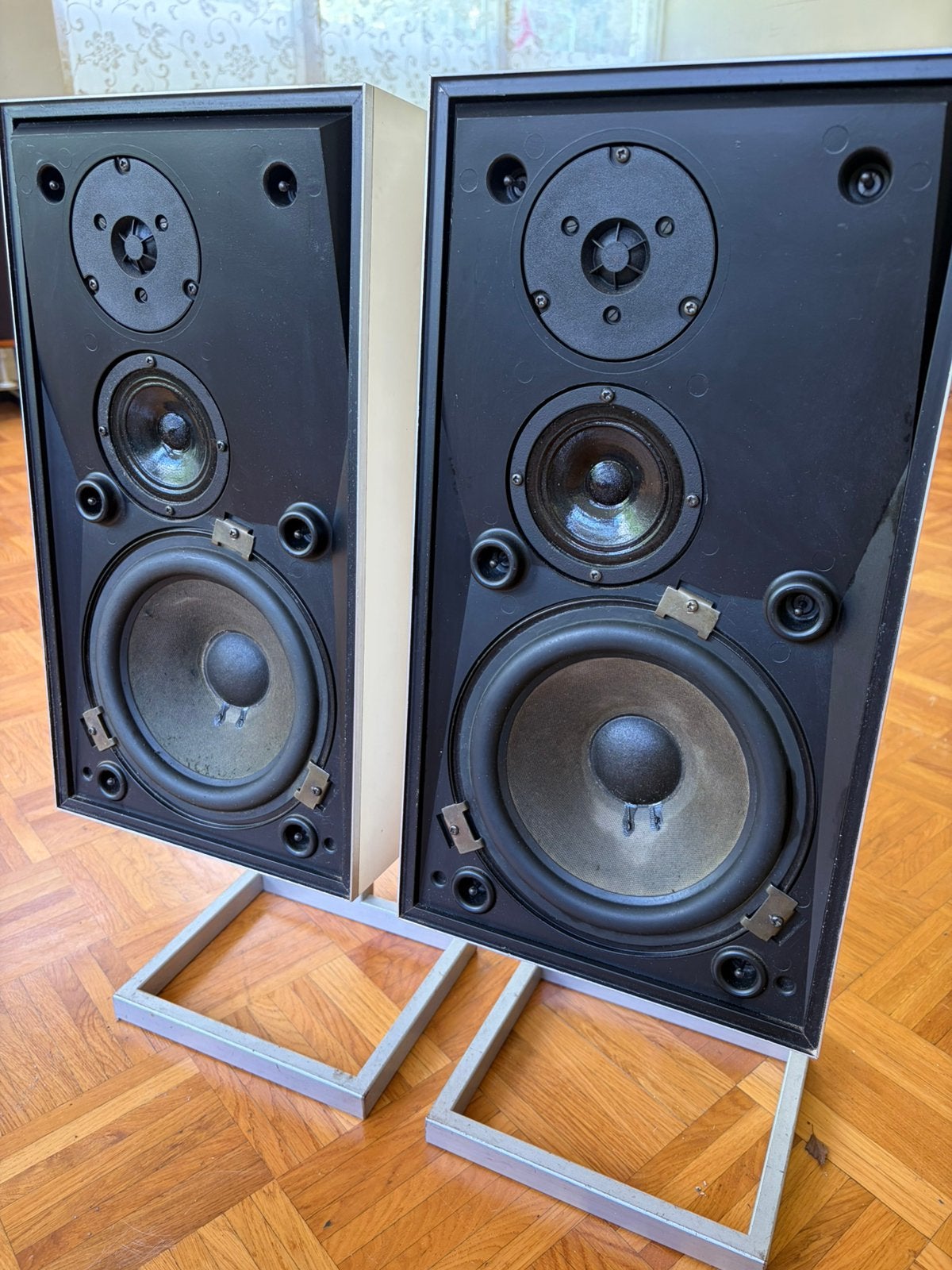 Bang & Olufsen Beovox S45-2 + originele stand – zeldzaam wit, Zo goed als nieuw, Minder dan 60 watt, Front, Rear of Stereo speakers