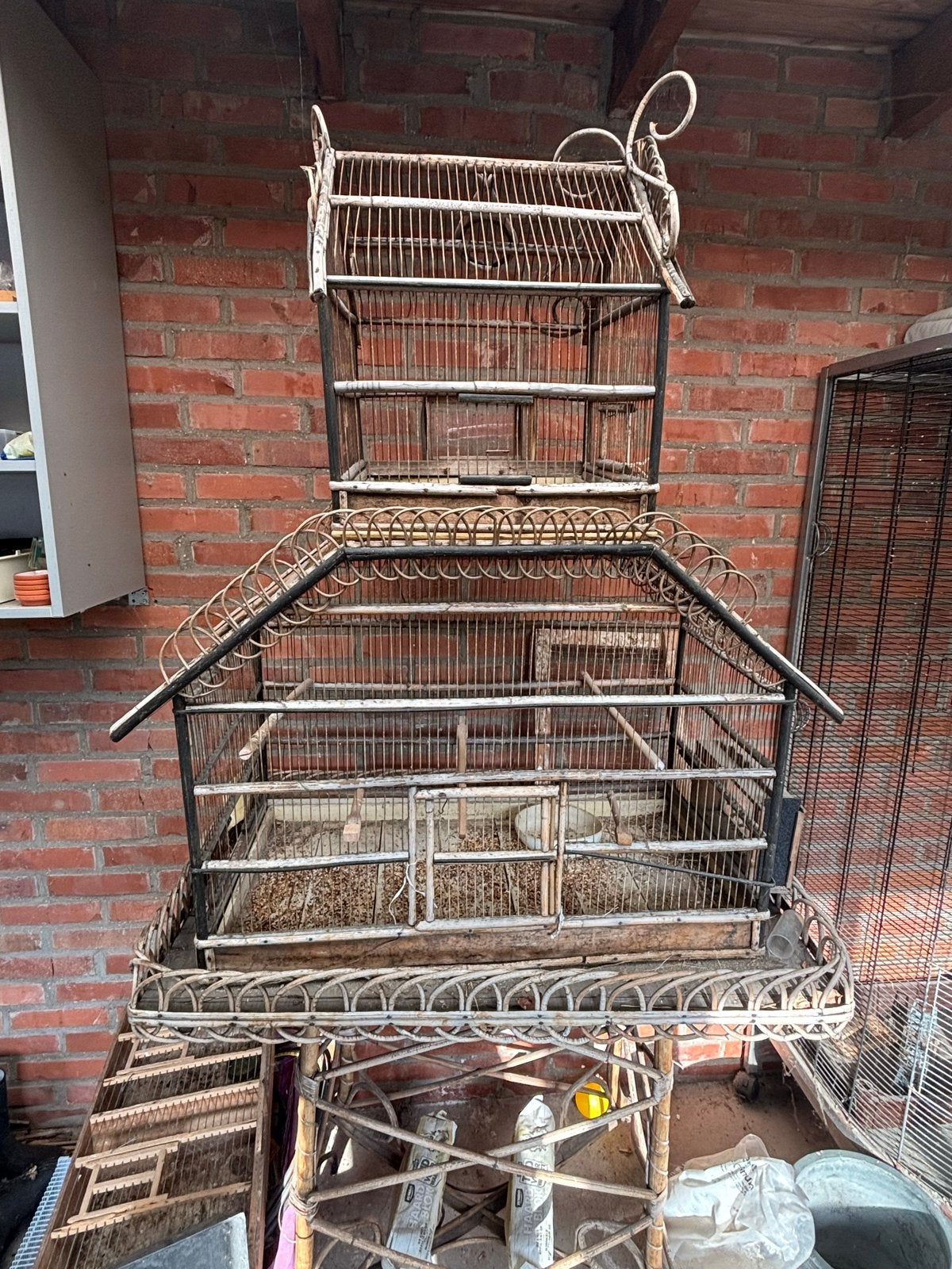 Antieke vogelkooi met standaard, Ophalen