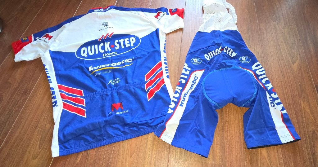 Nieuw Quick Step wielertenue - shirt en broek (xxl), Ophalen of Verzenden, Nieuw, Helm
