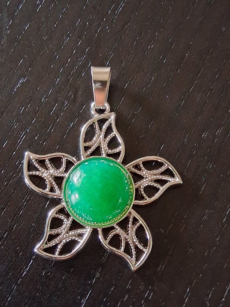 Hanger zilverkleurige bloem Jade, Nieuw, Ophalen of Verzenden, Steen of Mineraal, Met edelsteen