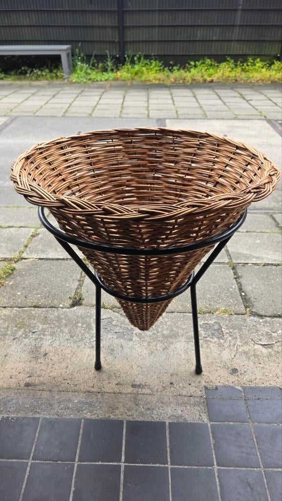 vintage rotan  mand met standaard/winkelmand mid century, Ophalen, Huis en Inrichting