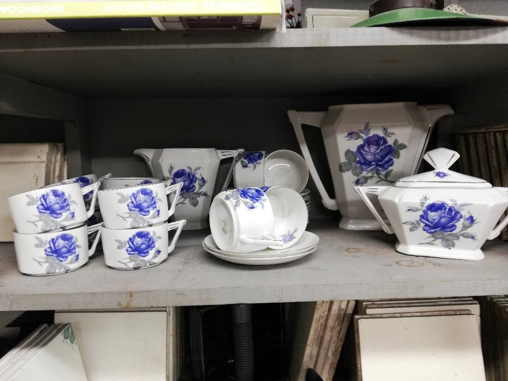 Foto 6 van 12 pers. art deco servies blauwe/grijze rozen, zilver randje