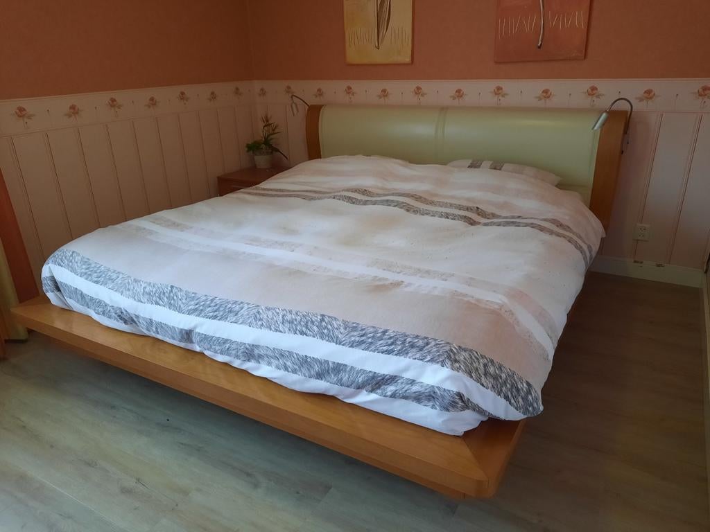 Tweepersoonsbed met 2 spiralen en 2 nachtkastjes, Ophalen, Gebruikt, Modern klassiek, Tweepersoons