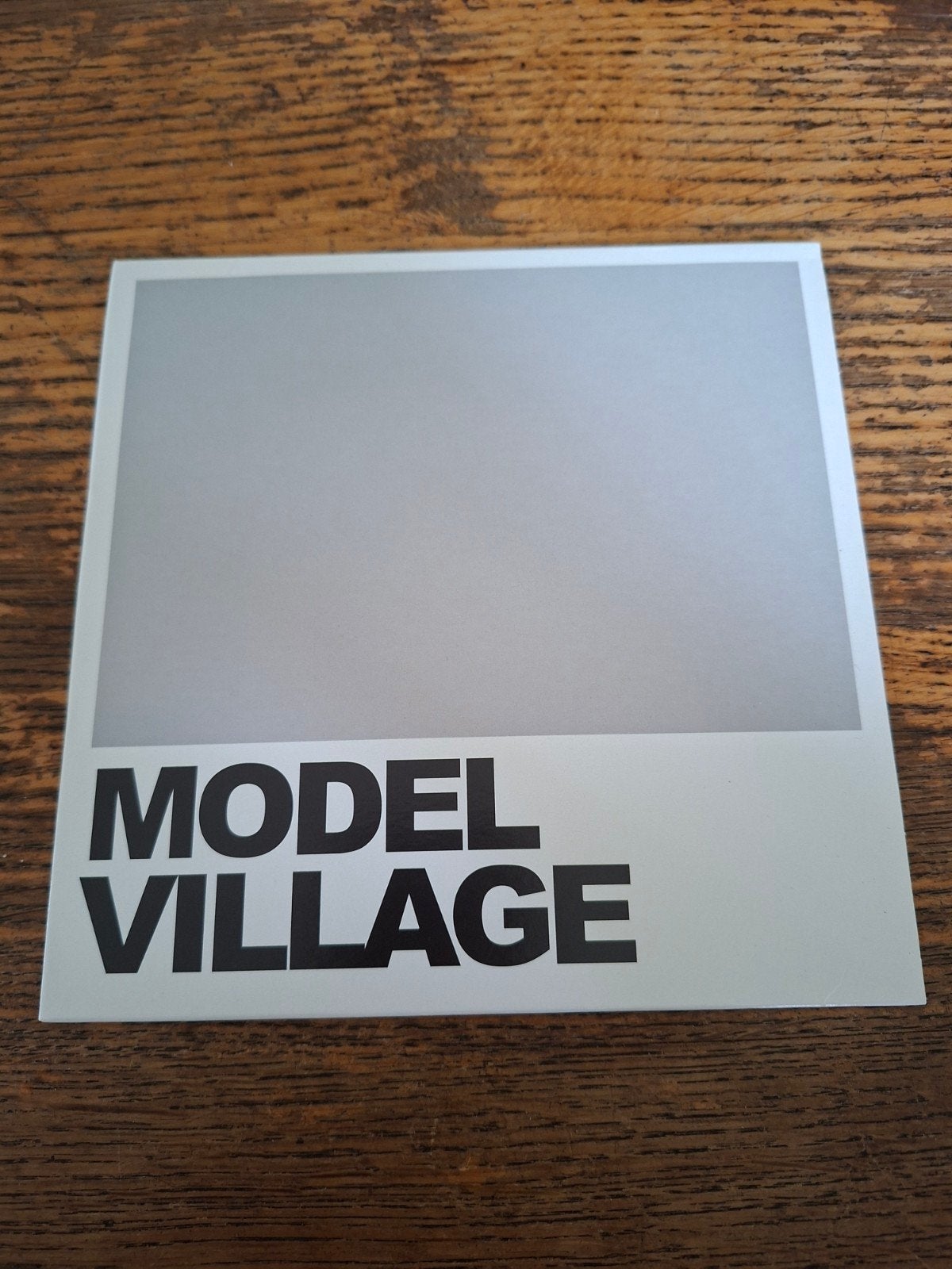 Single IDLES - Model Village, Ophalen, 7 inch, Inclusief binnenhoes, Zo goed als nieuw