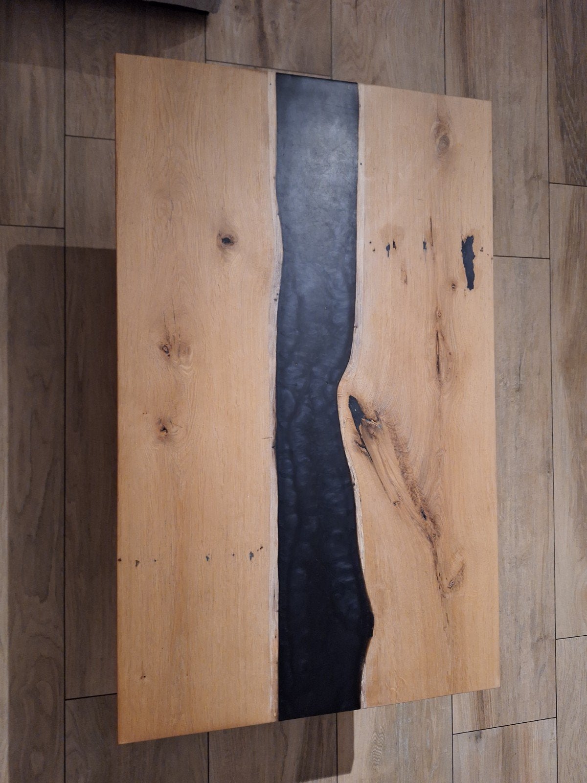 Unieke salontafel van eikenhout met epoxy rivier, Ophalen, 50 tot 100 cm, Zo goed als nieuw, Overige materialen