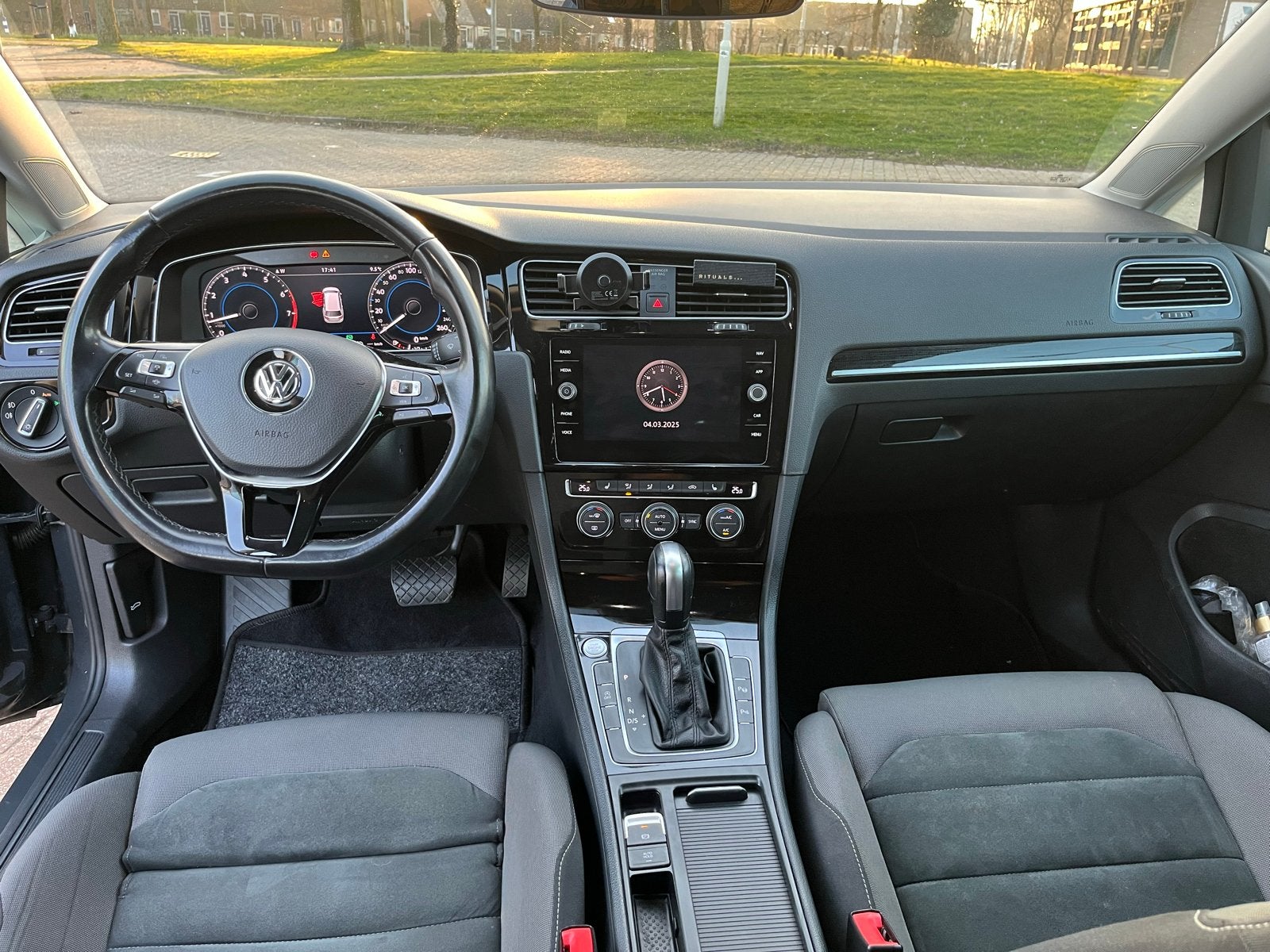 Volkswagen Golf 1.5 TSI HighlineFull Option|Goed Onderhouden, 1498 cc, Euro 6, 4 cilinders, Alcantara