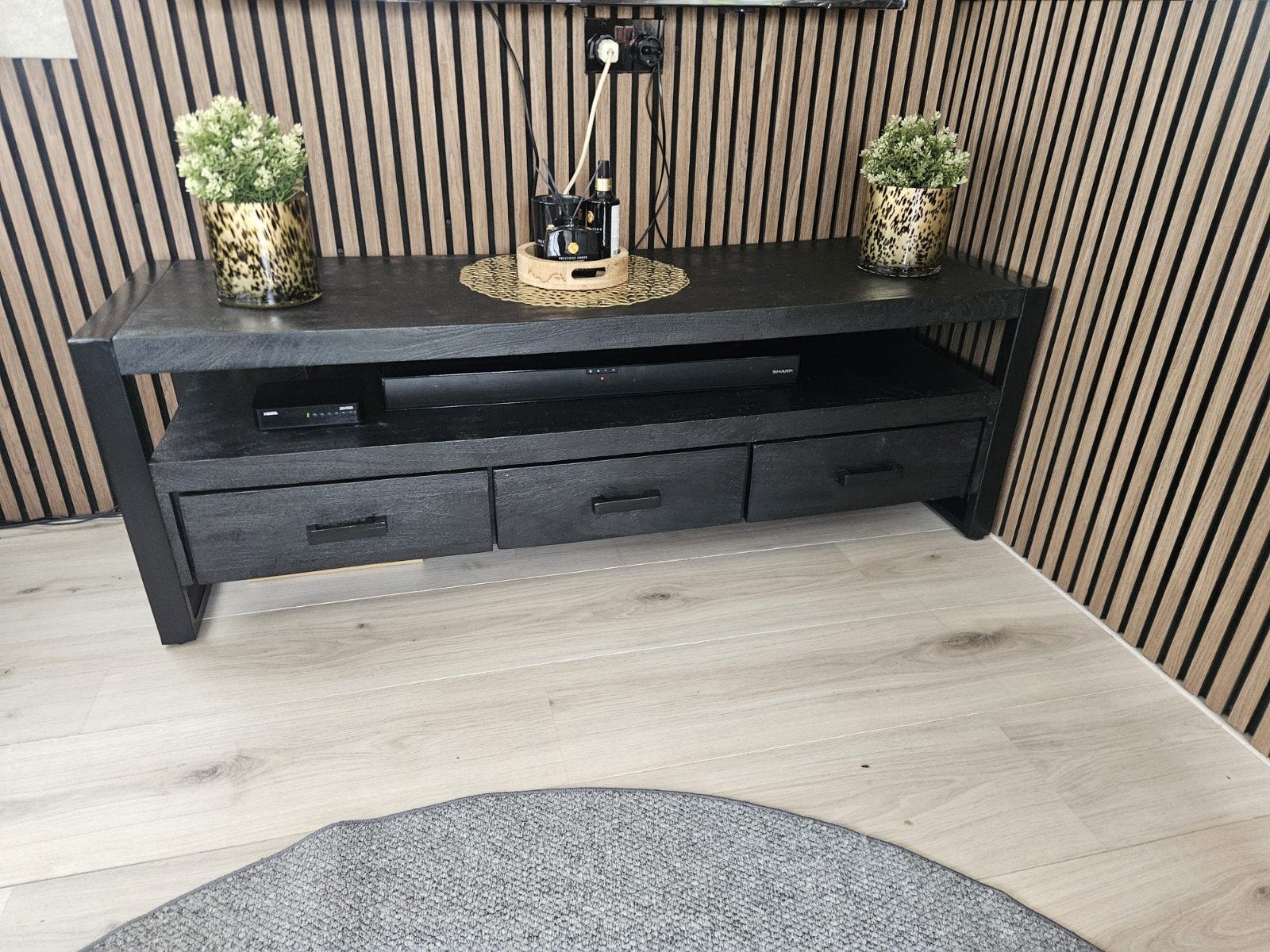 Livingfurn - TV Meubel Norris - 150x50x45 cm -
Stijlvol zwar, 100 tot 150 cm, Modern, Industrieel, Zo goed als nieuw, Minder dan 100 cm