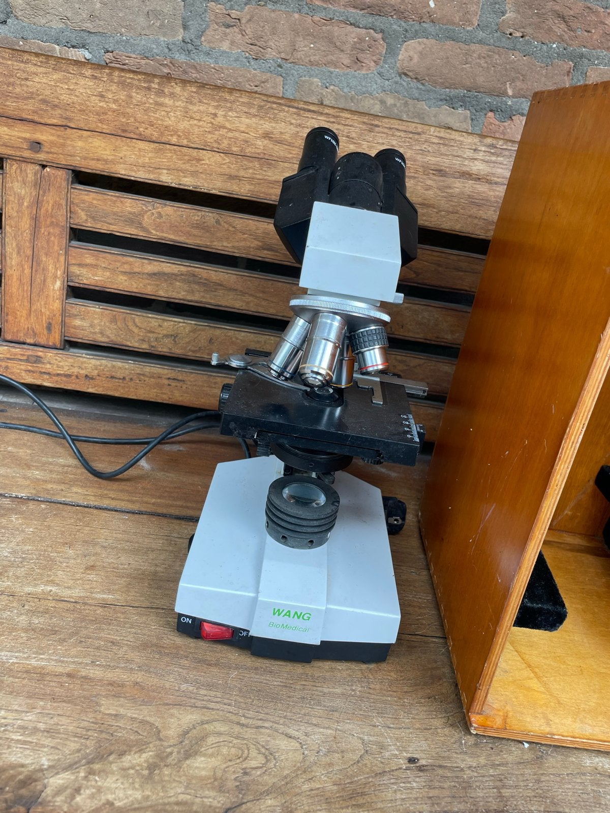 Wang BioMedical Microscoop met koffer, Ophalen, Gebruikt, 400x tot 1000x, Biologische microscoop