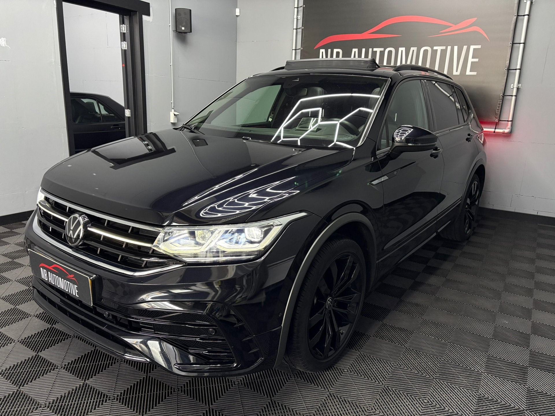 Volkswagen Tiguan Allspace 2.0 TSI 4M 3xR-line 7p. PANO IQ, Auto's, Automaat, Gebruikt, Zwart, Bedrijf