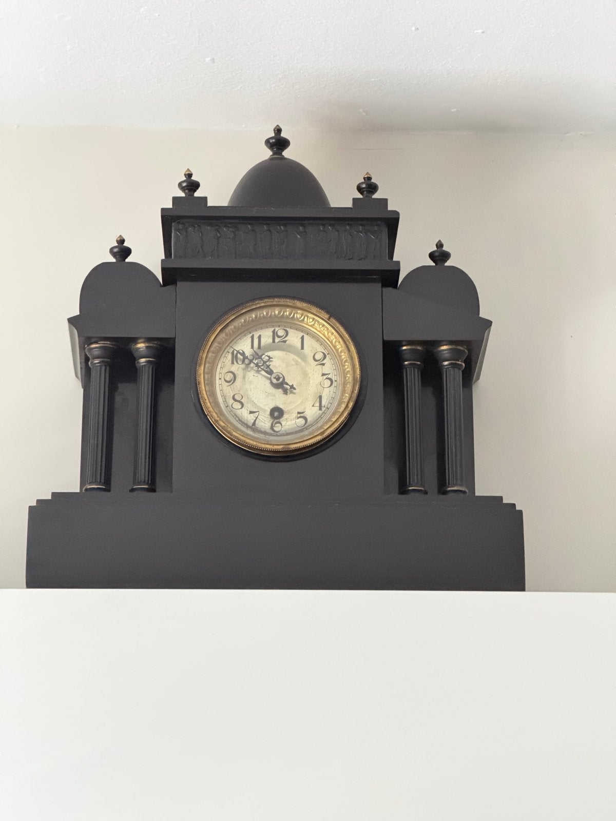 Antieke pendule met bronzen wijzerplaat en zuilen, Ophalen