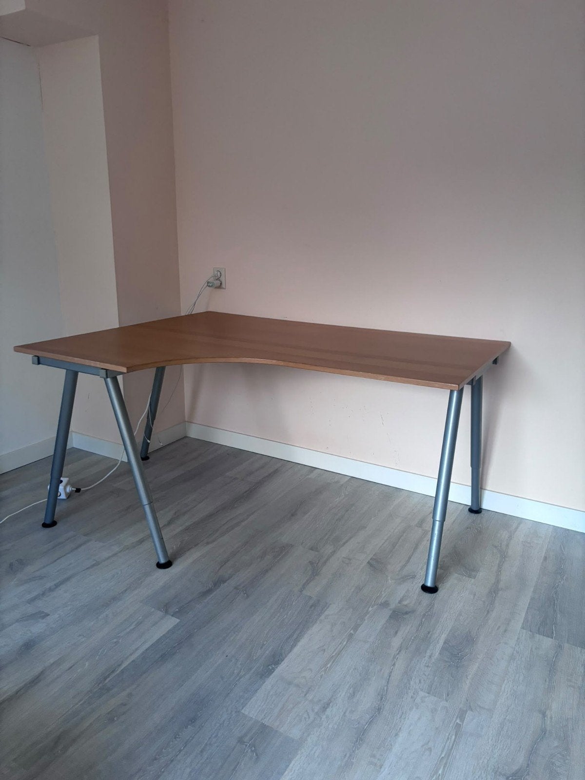 IKEA Bureau met in hoogte verstelbare poten, Ophalen, In hoogte verstelbaar, Gebruikt, IKEA