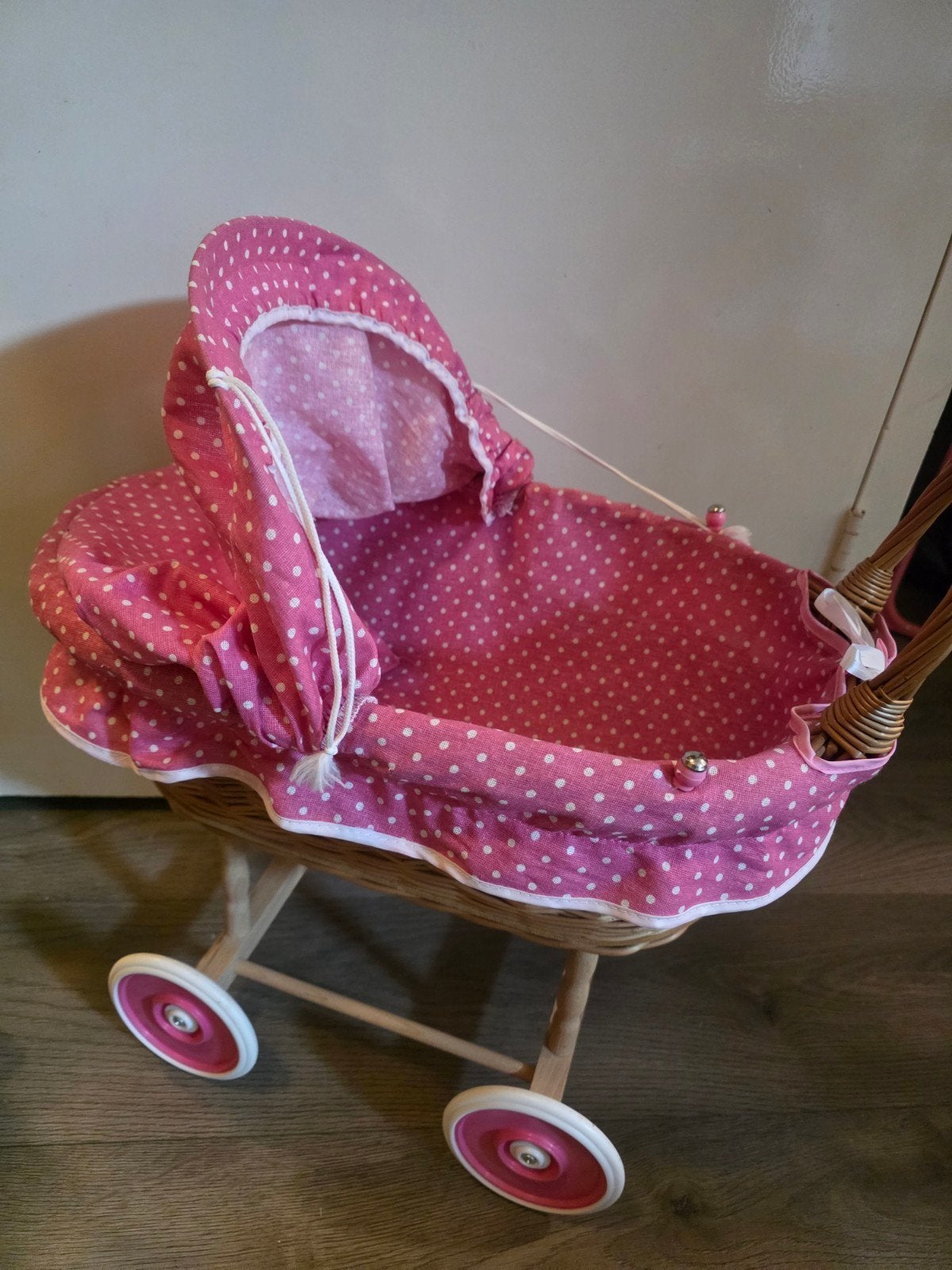 Roze poppenwagen met stippen en rieten onderstel, Ophalen of Verzenden, Gebruikt, Overige typen