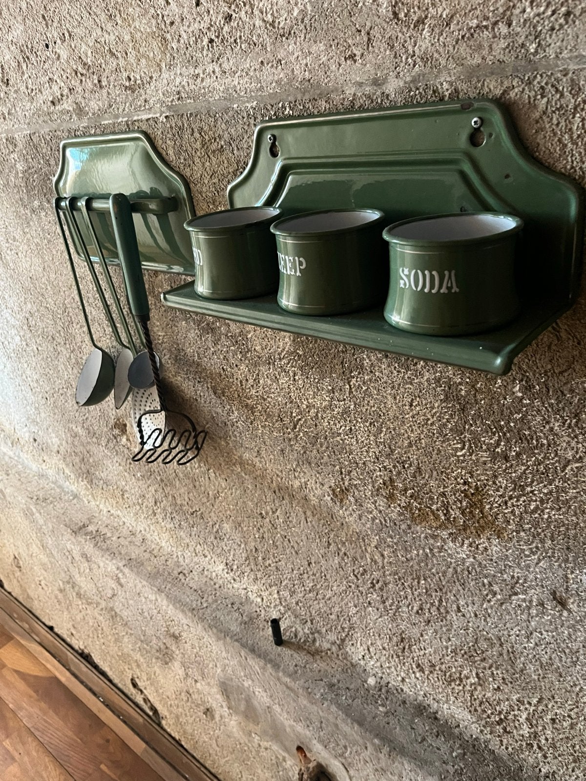 Vintage geëmailleerde keukenrekjes met potten en lepels, Ophalen of Verzenden