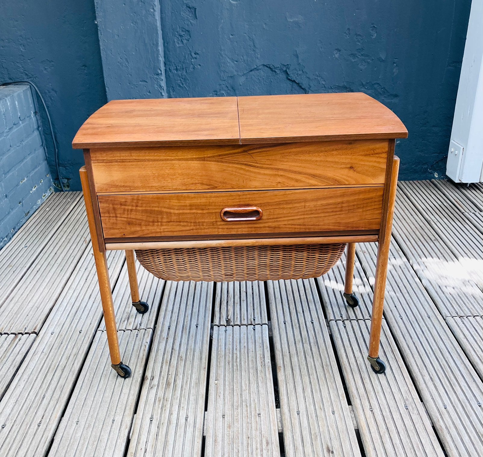 Vintage Naaittafeltje /bijzettafel / kastje / naaidoos. Teak, Ophalen, Zo goed als nieuw