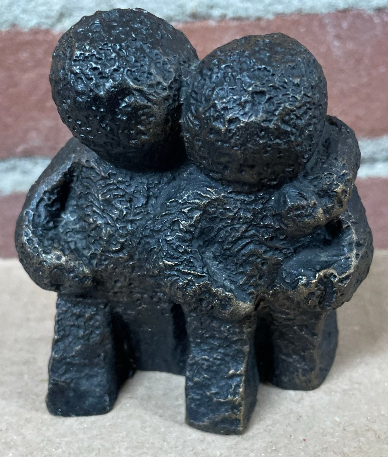 Handgemaakt sculptuur van twee omhelzende figuren, Groep mensen, Minder dan 20 cm, Ophalen of Verzenden, Handgemaakt