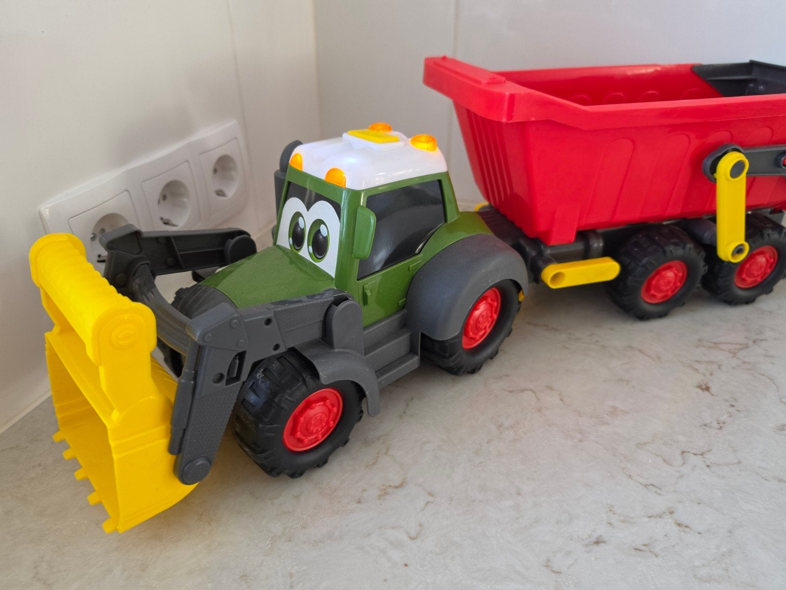 Leuke tractor met licht en geluid, inclusief aanhanger, Ophalen, Zo goed als nieuw