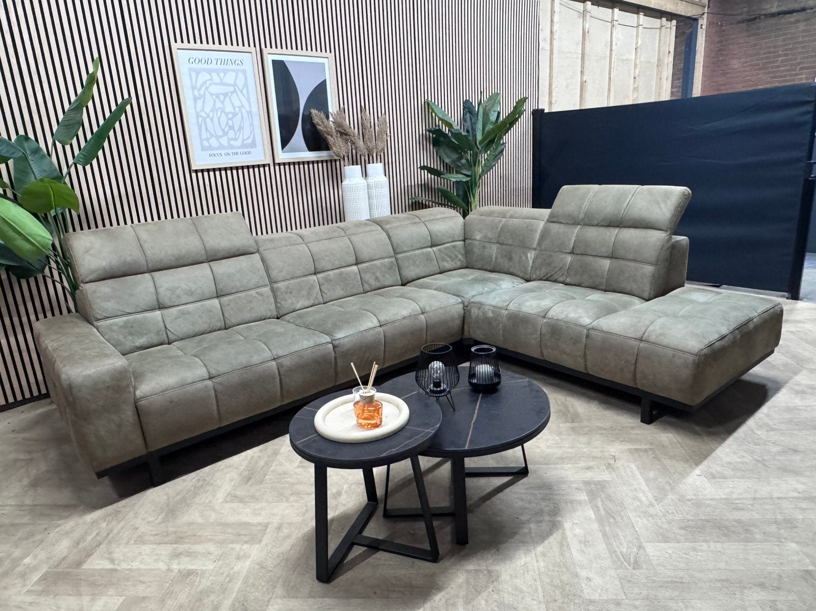 ZGAN De Bommel Hoekbank Microleer - Olijfgroen - 305 x 230, Huis en Inrichting, -, -, Hoekbank, 300 cm of meer