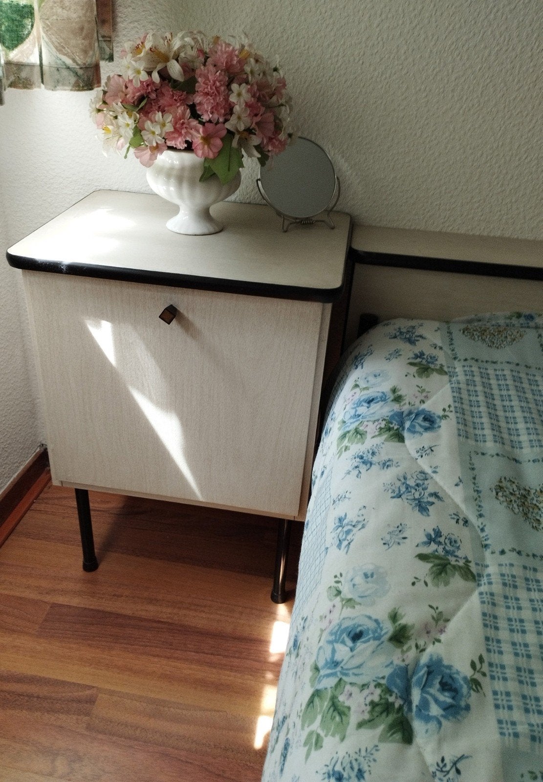 Vintage jaren '60 slaapkamerset: bed, kastje, tafel, stoelen, Ophalen