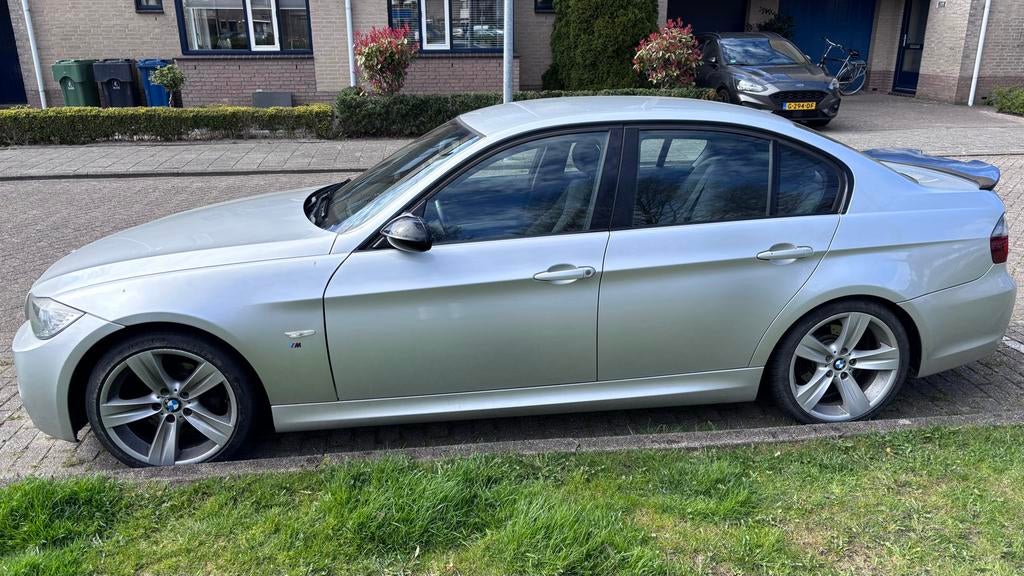 BMW 3-Serie E90 M pakket 318i (KETTING vervangen), Auto's, BMW, Zwart, 4 cilinders, 129 pk, 14 km/l
