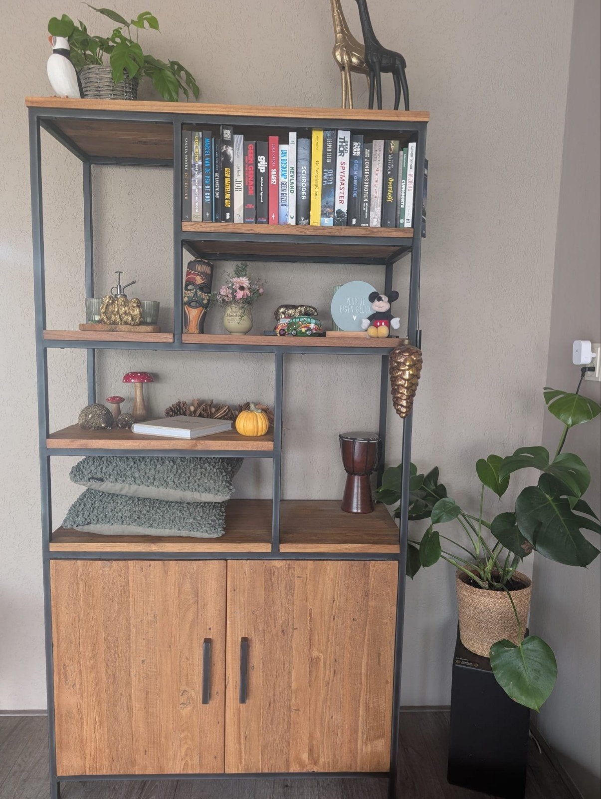 Prachtige mangohouten vakkenkast/industriële kast, Huis en Inrichting, Kasten | Wandmeubels, Ophalen, Zo goed als nieuw, Minder dan 150 cm