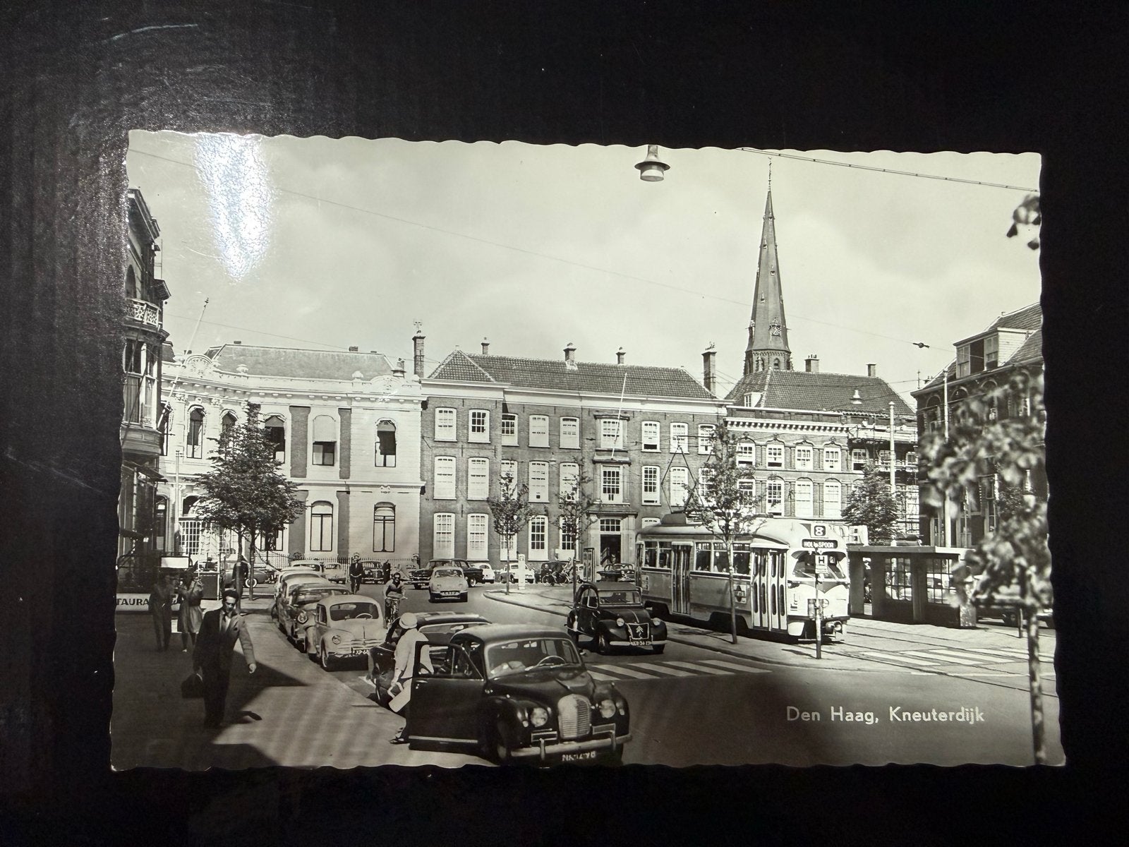 Ansichtkaart Den Haag Kneuterdijk met tram en auto's, Ophalen of Verzenden, 1940 tot 1960, Ongelopen, Zuid-Holland