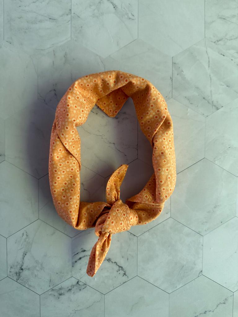 Kindersjaal oranje stipjes, Kinderen en Baby's, Kinderkleding | Mutsen, Sjaals en Handschoenen, Ophalen of Verzenden, Nieuw, Meisje