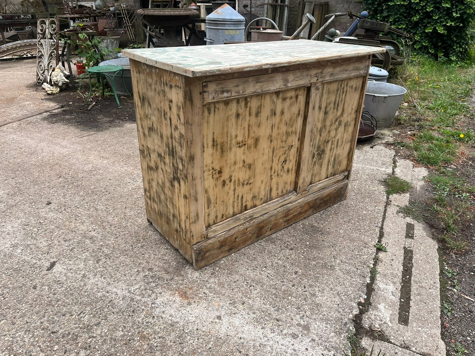 Oude toonbank of badkamer meubel of kookeiland of brocante