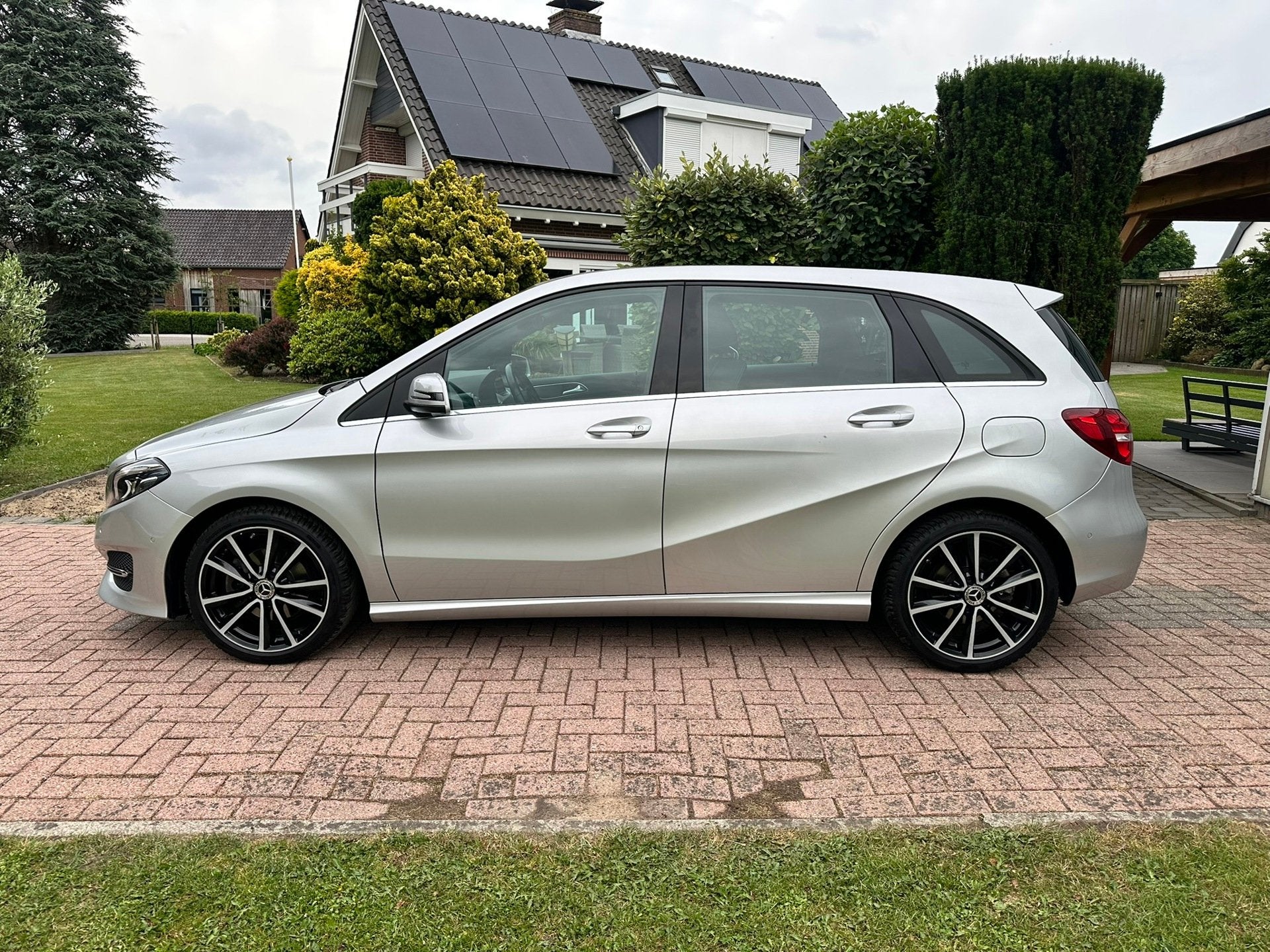 Mercedes-Benz B-klasse 200 Prestige Automaat Trekhaak LED, Auto's, Dealer onderhouden, 1325 kg, Gebruikt, Leder en Stof