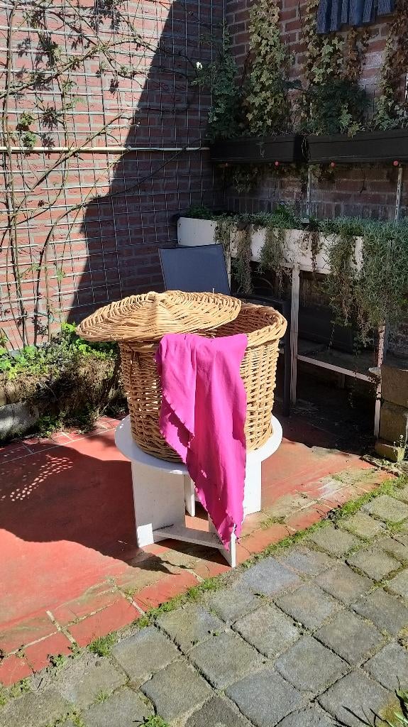 Grote gezellige rieten mand met deksel, Ophalen, Mand, Rond, Zo goed als nieuw