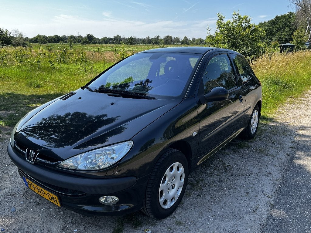 Peugeot 206 1.6 | Airco | Apple CarPlay | Nieuwe APK 06-2027, Voorwielaandrijving, 40 €/maand, Zwart, Leder en Stof