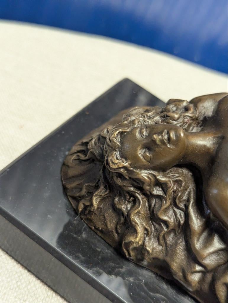 Bronzen sculptuur van twee geliefden op marmeren sokkel, Antiek en Kunst, Kunst | Beelden en Houtsnijwerken, Minder dan 20 cm