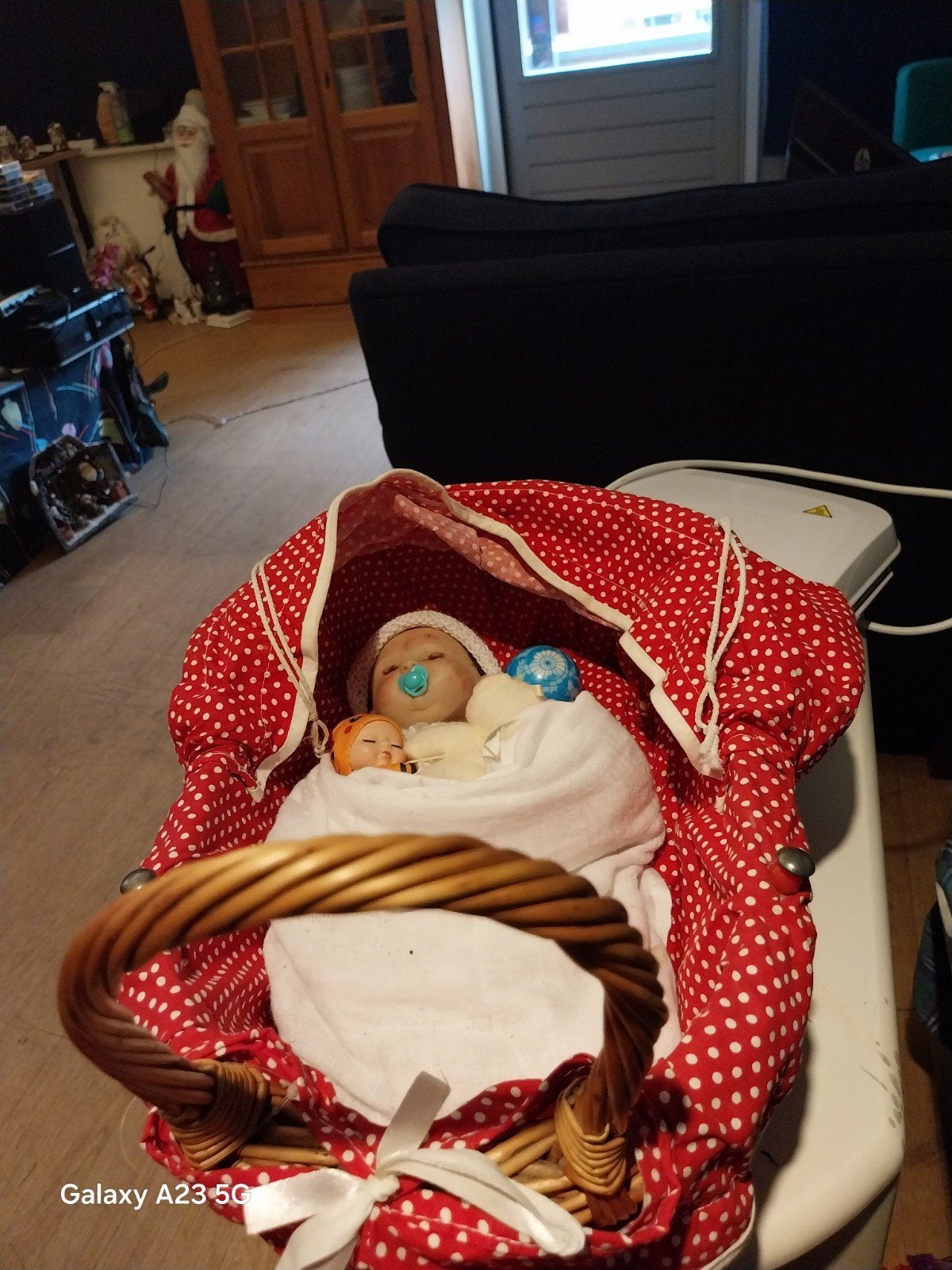 Levensechte siliconen baby met wiegje en accessoires, Verzamelen, Ophalen