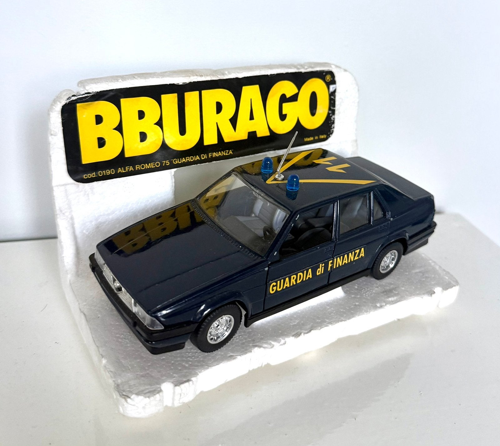 Bburago Alfa Romeo 75 Guardia di Finanza made Italy 1/24, Hobby en Vrije tijd, Verzenden, Zo goed als nieuw, Bburago