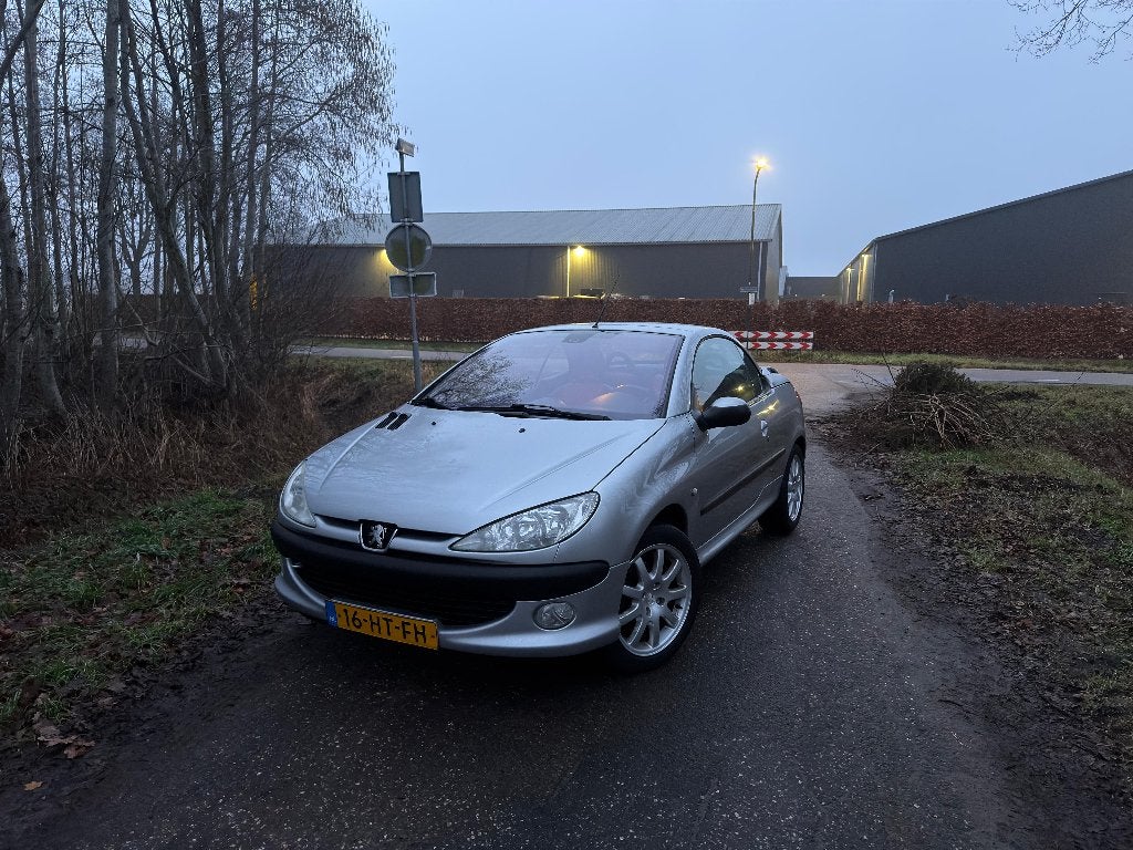 Peugeot 206 CC 2.0 Nieuw koppeling en Distr | Dak 100% | NAP, 136 pk, Zwart, 4 cilinders, Cabriolet