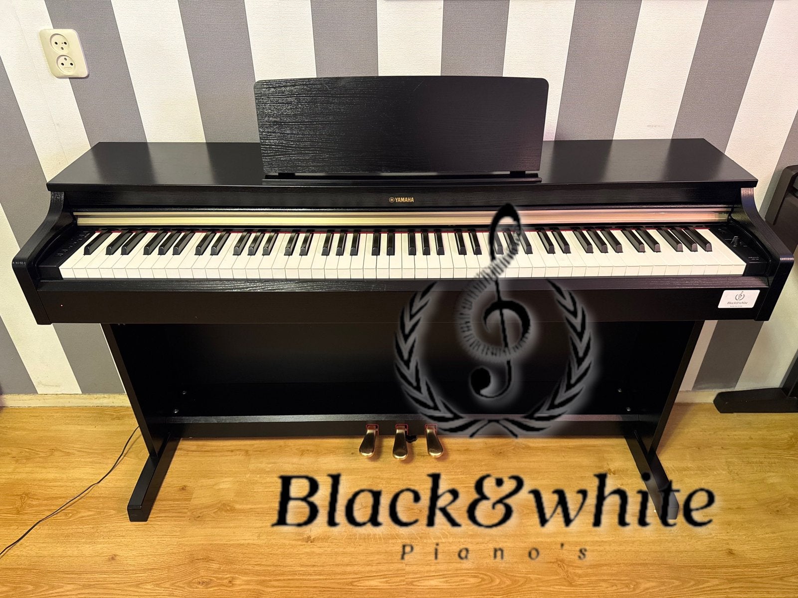 Zwarte Yamaha Arius digitale elektrische piano . Garantie, 88 toetsen, Midi-aansluiting, 88 Gewogen toetsen, Yamaha