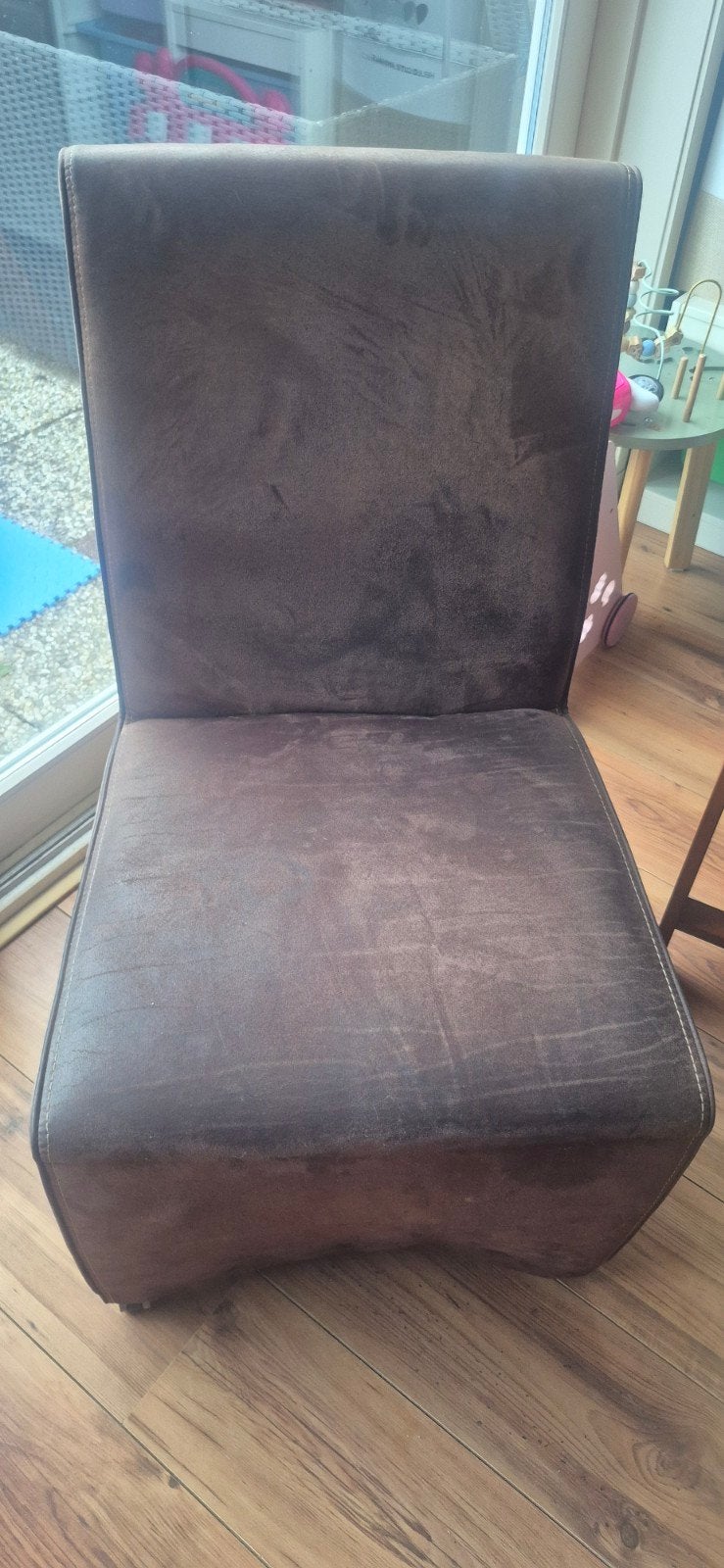 Bruine eetkamerstoel met wieltjes, Huis en Inrichting, Stoelen, Ophalen of Verzenden