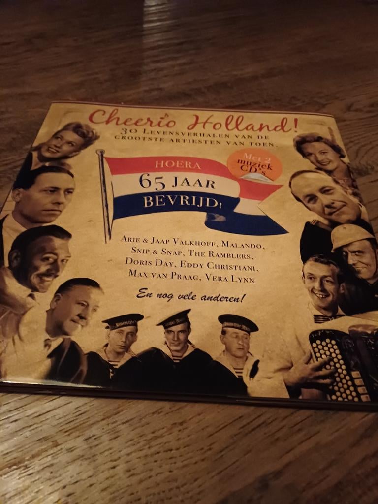 Cheerio Holland! 65 Jaar Bevrijd boek met 2 muziek CD's, Ophalen of Verzenden, Zo goed als nieuw