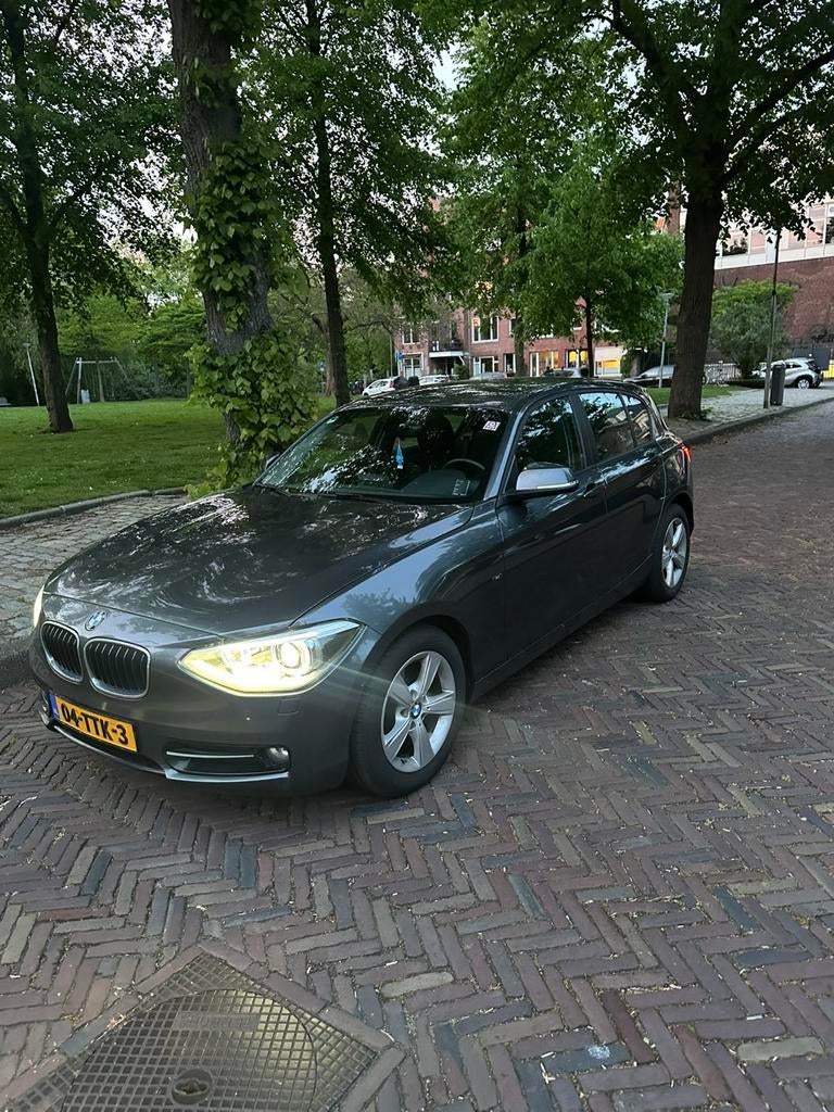 BMW 1-Serie 116I 100KW 5DR 2012 Grijs NAP NEDERLANDSE AUTO, Auto's, 1-Serie, 4 cilinders, Origineel Nederlands, 1265 kg