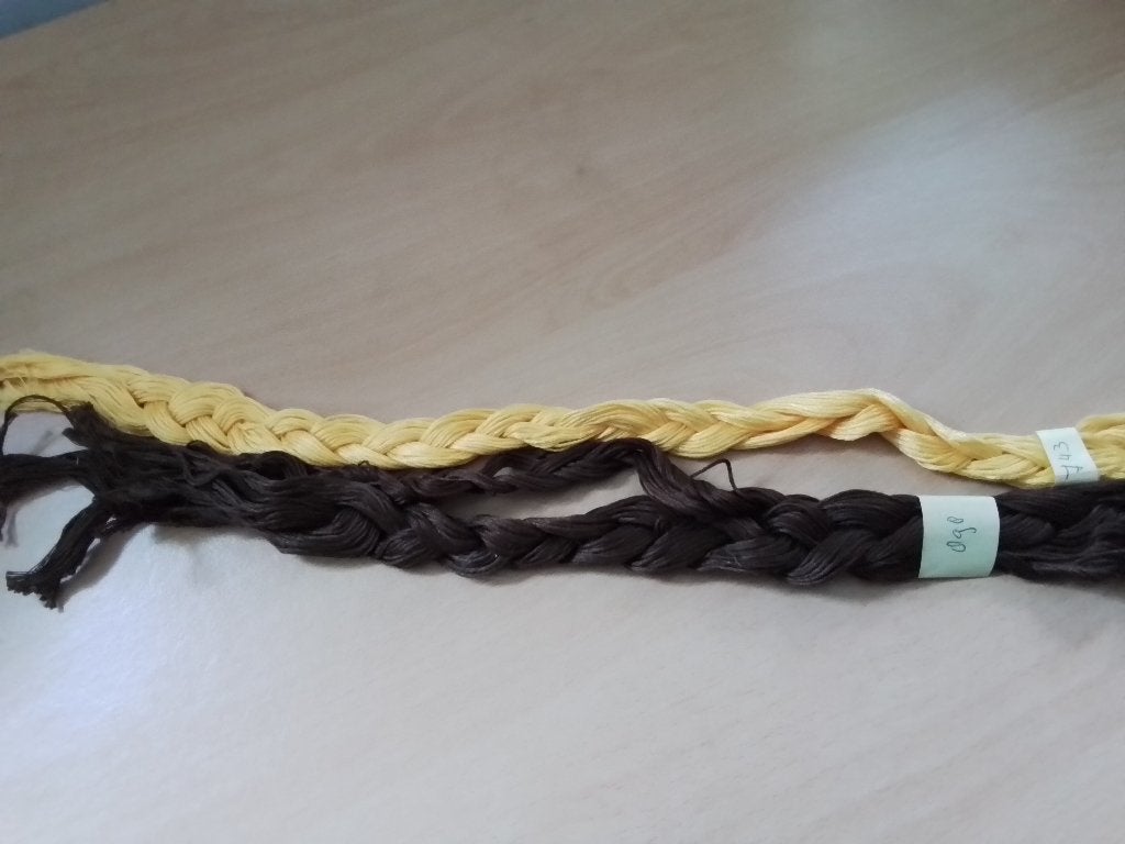 2 grote strengetjes dmc borduurgaren, nr 898 en 743, Hobby en Vrije tijd, Borduren en Borduurmachines, Ophalen of Verzenden, Zo goed als nieuw