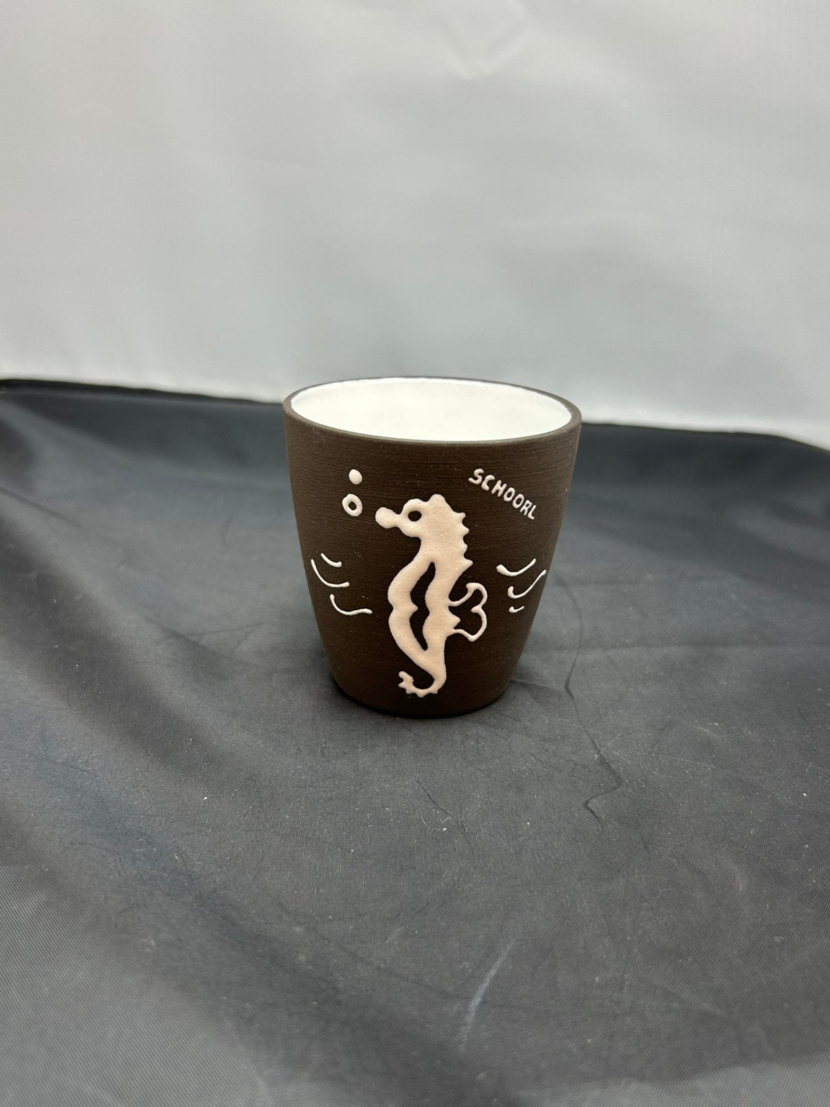 Vintage sgraffito beker Schoorl-Zeepaardje-Studiokeramiek, Antiek en Kunst, Ophalen of Verzenden