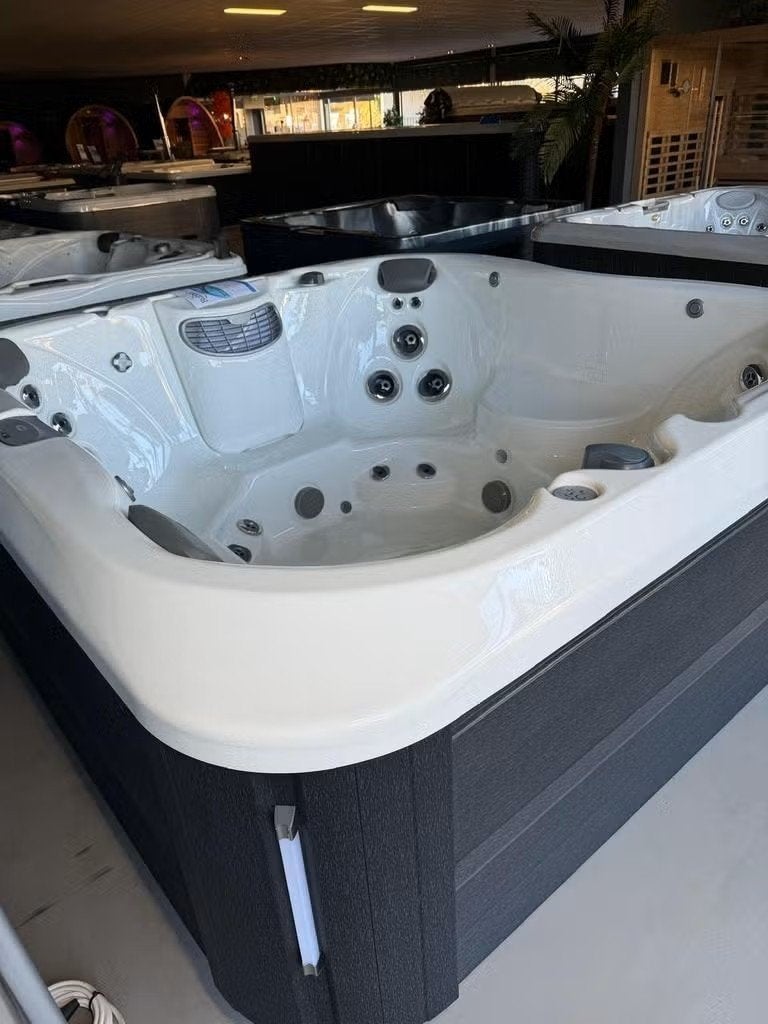 Jacuzzi J-375 Showroommodel, Ophalen, Zo goed als nieuw, Trap, Vast