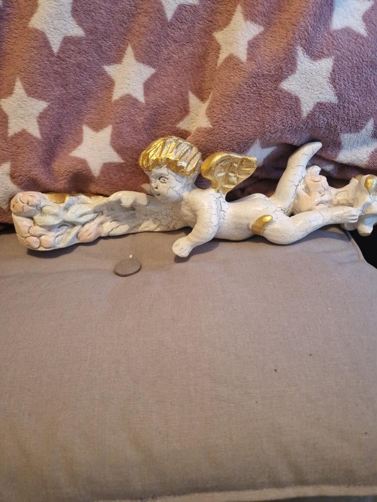 Decoratieve engeltjes voor op een kast, Ophalen