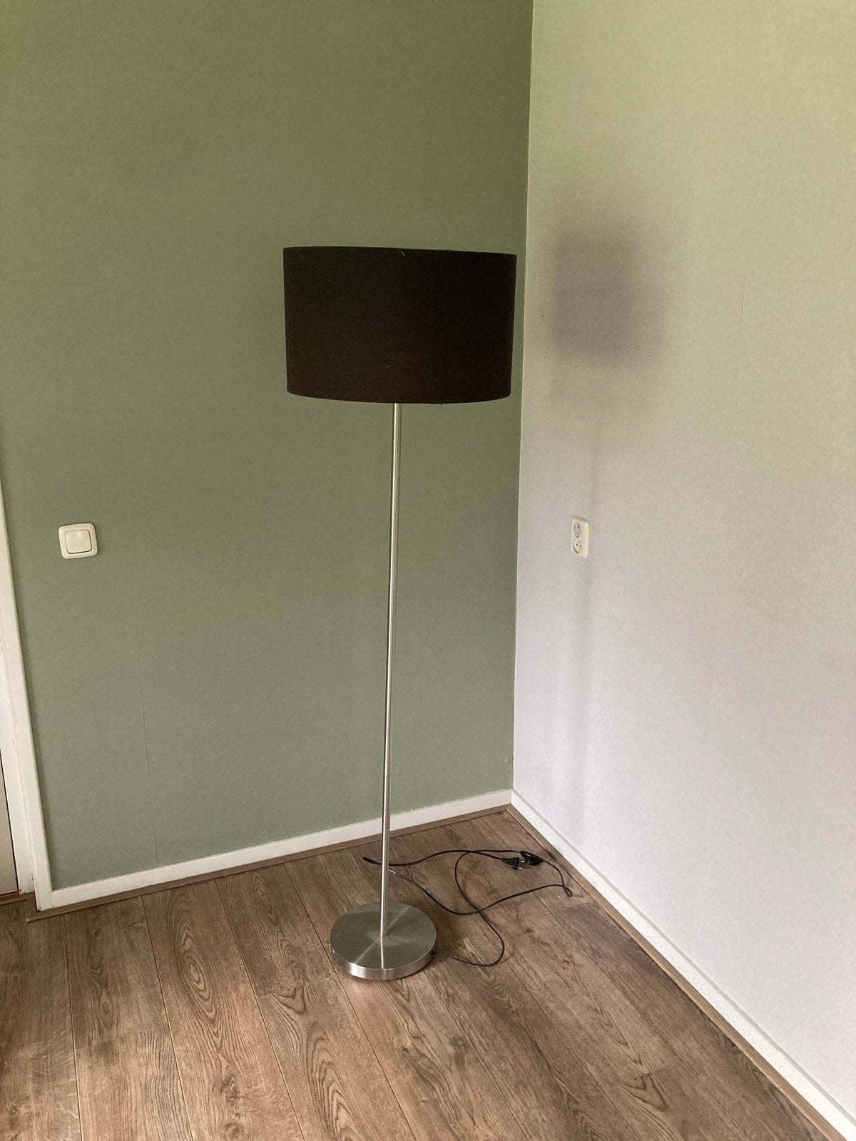 Stijlvolle staande lamp met zwarte kap, Huis en Inrichting, Lampen | Vloerlampen, Ophalen, E27 (groot), Zo goed als nieuw, Metaal