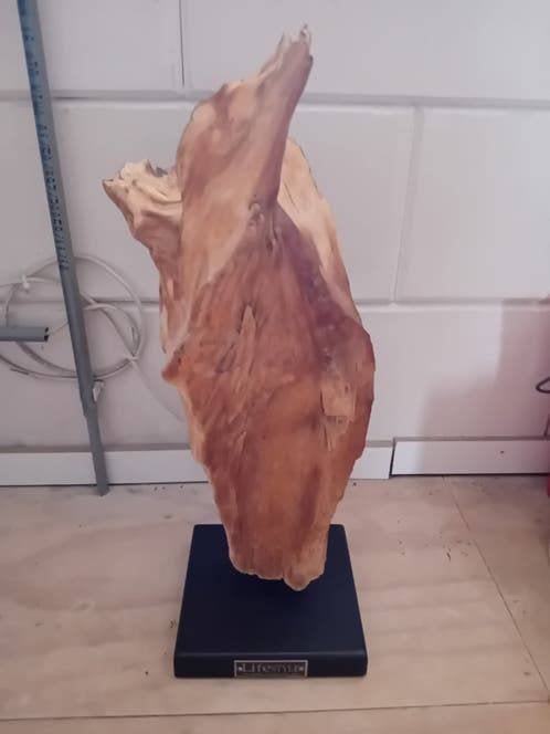 Unieke houten sculptuur op sokkel lifestyle home collection, Overige onderwerpen, Houtsnijwerk, Ophalen of Verzenden, 20 - 50 cm