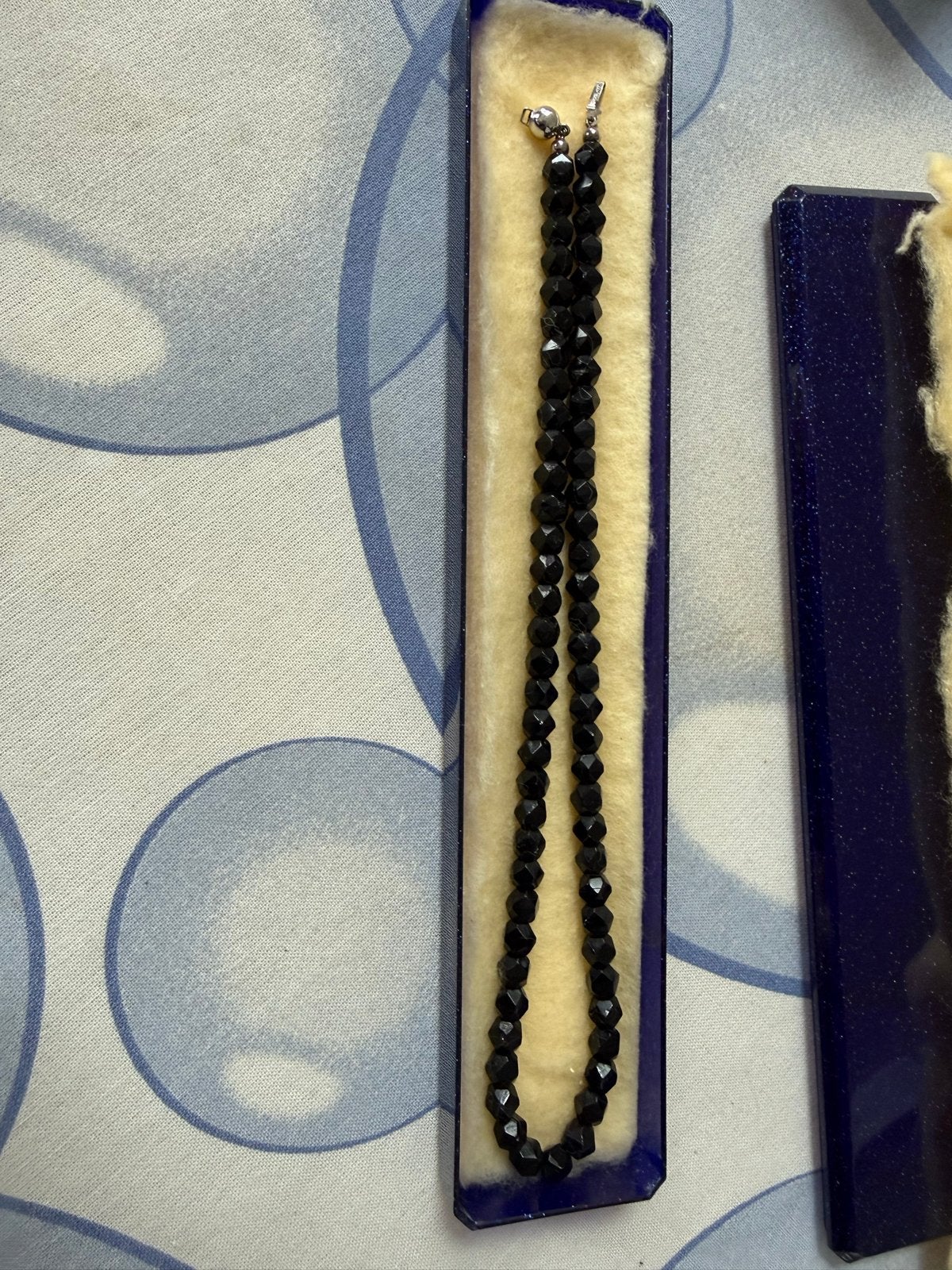 Antieke zwarte gitten ketting met zilveren sluiting, Ophalen of Verzenden, Gebruikt, Zwart, Steen of Mineraal
